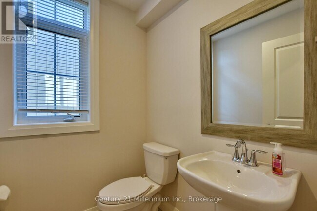 Building Photo - 305 Yellow Birch Cres