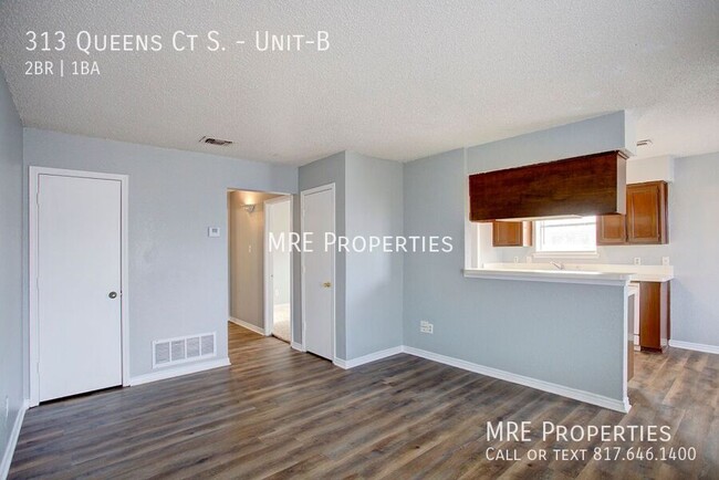 Foto del edificio - 313 Queens Ct S