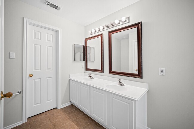 Foto del edificio - 35 Ledgestone Pl