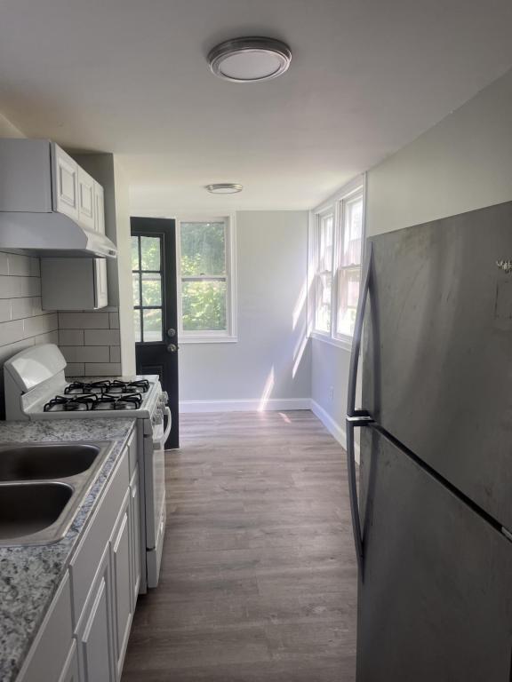 Building Photo - 64 Elm St