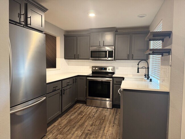 Building Photo - Beautifully Upgraded 3-Bedroom Home on a S...