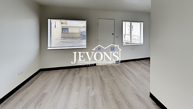 Foto del edificio - Embrace the cozy charms of this single-family home in Yakima's heart
