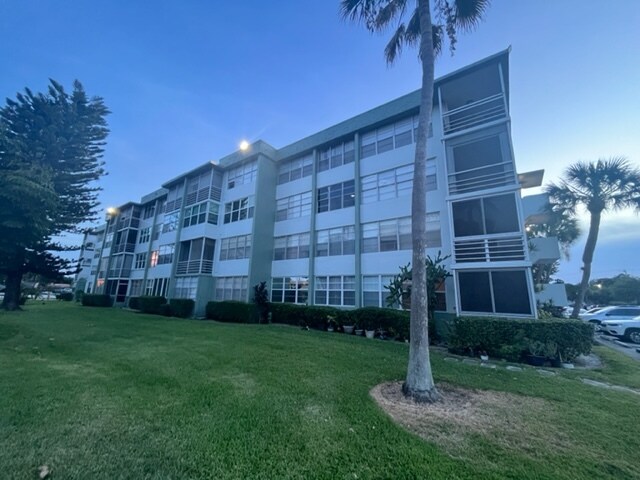 Exterior - 2751 Taft St