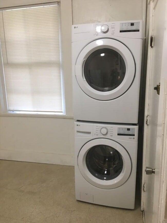 Building Photo - Great Allston 3-bed with Washer/Dryer and ...