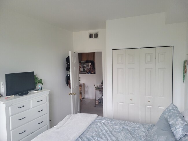 bedroom 2 - 343 W Old Town Ct