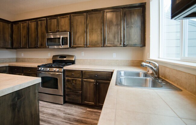 Building Photo - 4 Bedroom Brookwood Crossing Townhome with...