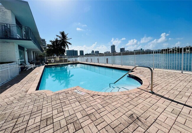 Building Photo - 950 Bay Dr