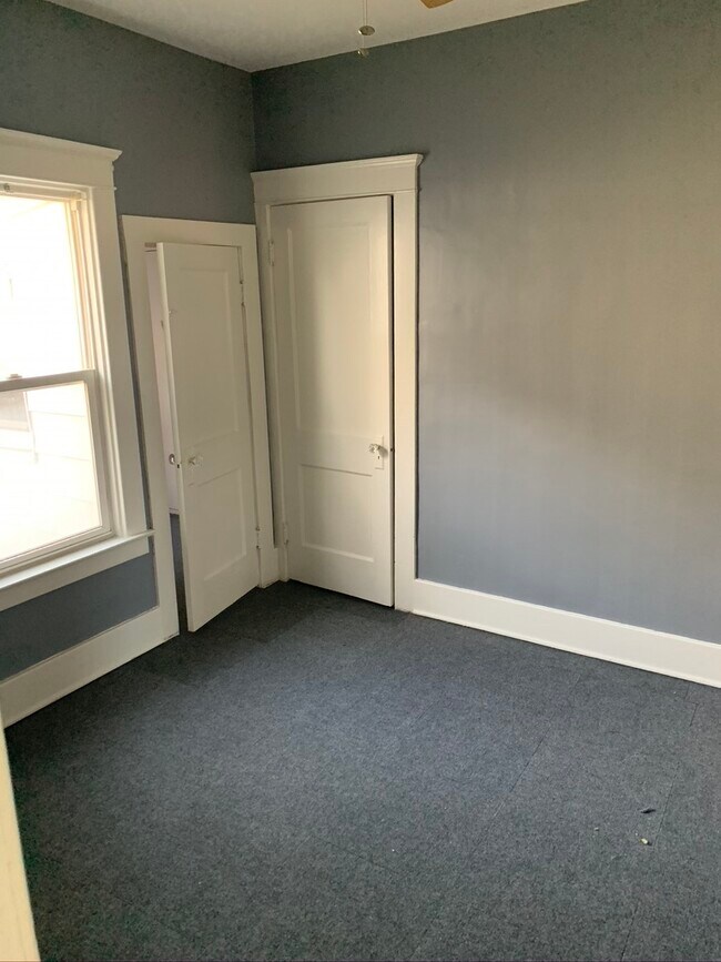 room. 1 - 2441 S Wayne Rd