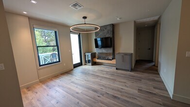 Building Photo - 1026 Oak St