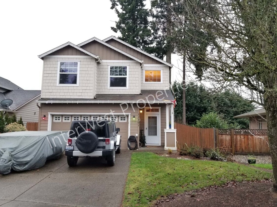 Large 3 Bed 2.5Ba Vancouver Beauty W/ Gas Fireplace, Dog Run, Fenced Yard & So Much More! - Large 3 Bed 2.5Ba Vancouver Beauty W/ Gas Fireplace, Dog Run, Fenced Yard & So Much More!