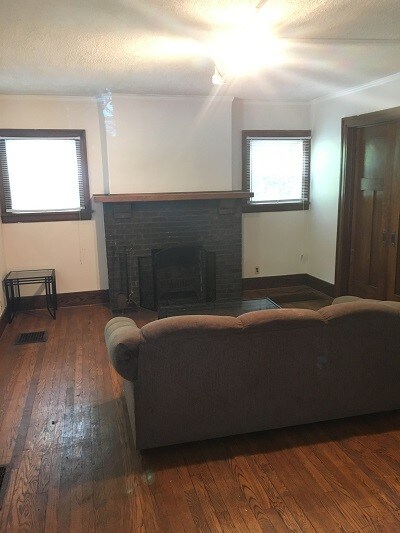Building Photo - 702 W Oregon St