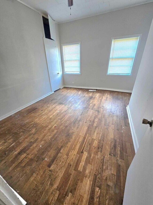 Foto del edificio - 5 bed and 3 bath (4 bed/2bath house) & (1 bed/1 bath home)