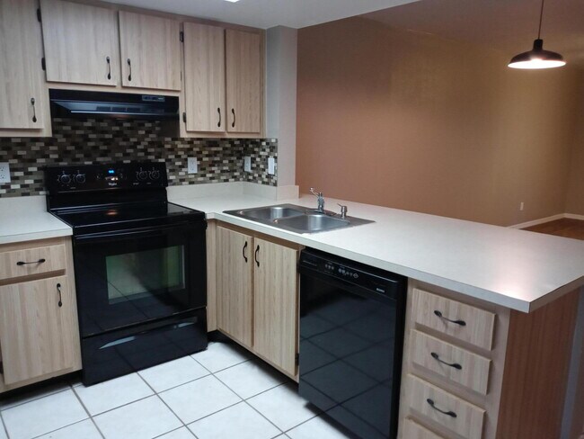 Building Photo - 1606 University Ln