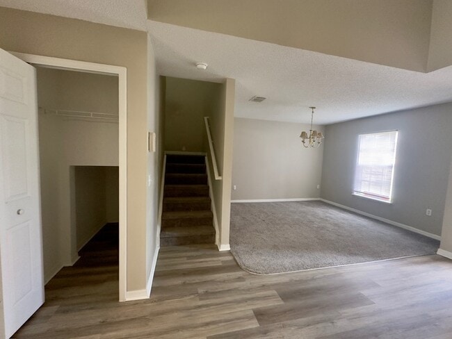 Foto del edificio - Two-Story Corner Lot!