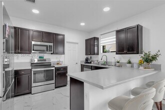 Building Photo - 133 NE 25th Terrace
