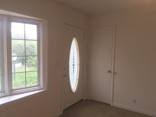 Building Photo - Country Living 3 bedroom home on 3 acres! ...