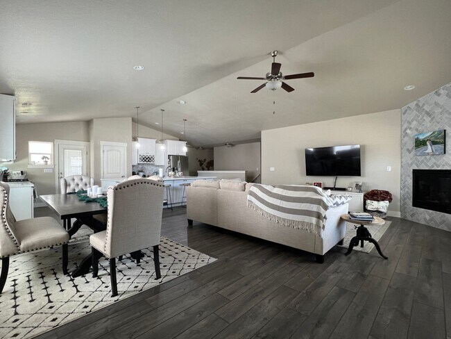 Foto del edificio - Gorgeous 3BD/2.5BA Newer Build Home in Fre...