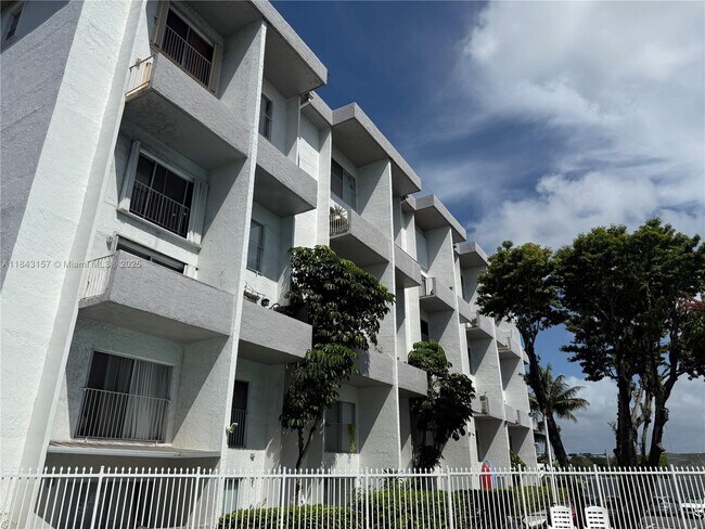 Foto del edificio - 7801 NE 4th Ct
