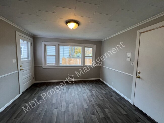 Building Photo - Spacious 5-Bedroom Home- This won't last l...