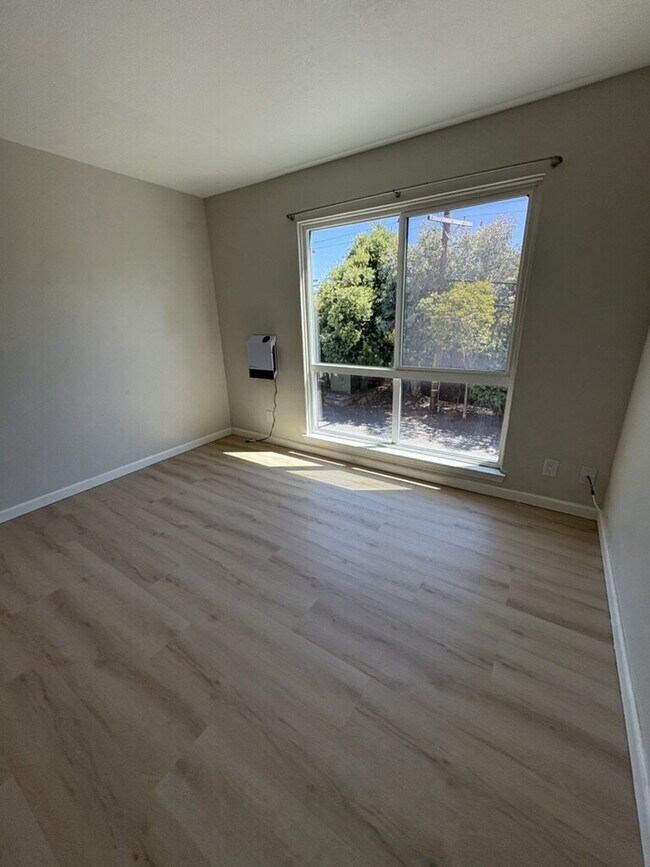 Foto del edificio - Updated Lauriedale 1 bd/1 ba Condo | Cats Welcome | Pools, Gym & Covered Parking | 10' x 10' Stor...