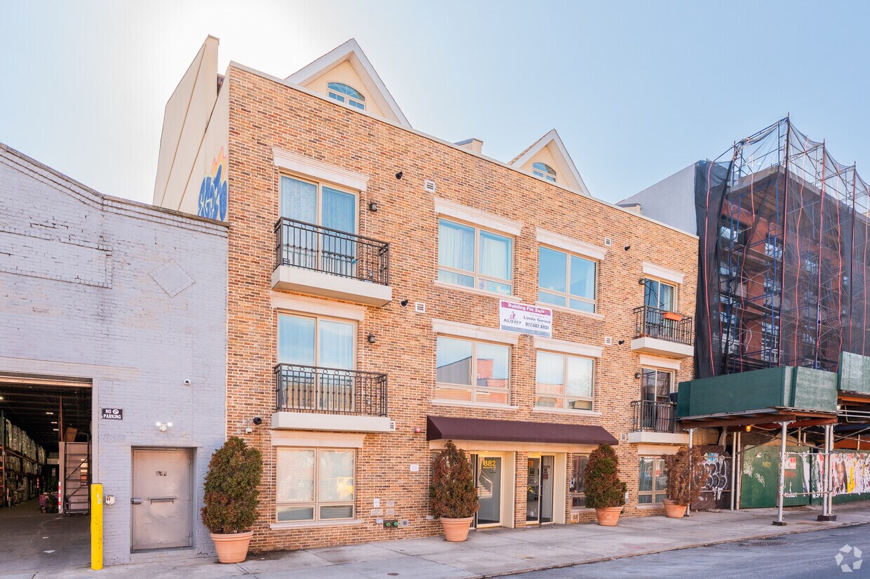 Building Photo - 882 Metropolitan Ave