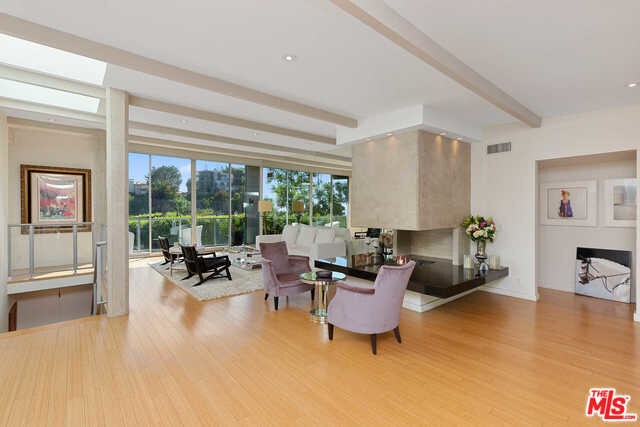 Foto principal - 8981 St Ives Dr