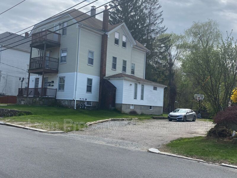 428 9th Ave Unit 3rd floor, Woonsocket, RI 02895 Condo for Rent in