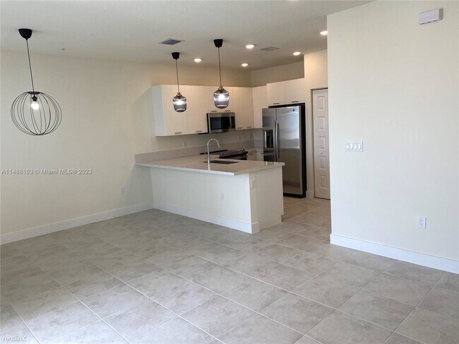 Building Photo - 3 br, 2 bath House - 6455 NW 103rd Pl Apt 303