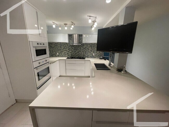 Foto del edificio - CHESTNUT HILL 2BED / 2BATH WITH HEAT AND H...