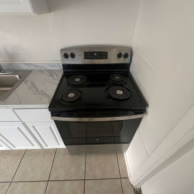 Building Photo - FORT MYERS ** 2 BED-1 BATH UNFURNISHED FIRST FLOOR APARTMENT AVAILABLE FOR A LONG-TERM TENANT ** ...