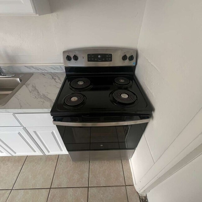 Foto del edificio - FORT MYERS ** 2 BED-1 BATH UNFURNISHED FIRST FLOOR APARTMENT AVAILABLE FOR A LONG-TERM TENANT ** ...