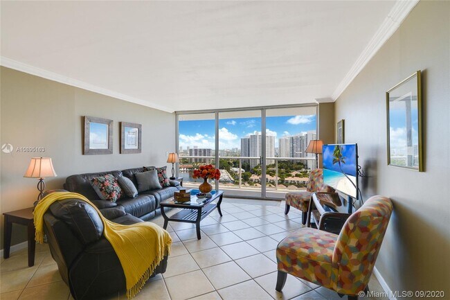 Foto del edificio - 3701 N Country Club Dr