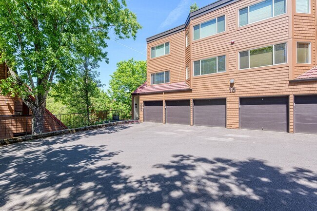 Foto del edificio - Desirable Updates Lake Oswego Condo 1Bed/1...
