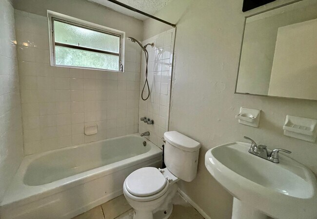 Foto del edificio - 9803 N 11th St