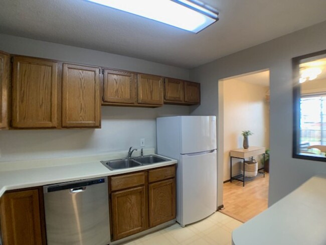 Building Photo - 2 BR, 2 BA Condo  in the Heart of Roseville!