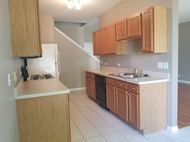 Building Photo - Aurora Two Bed Two Story Townhome