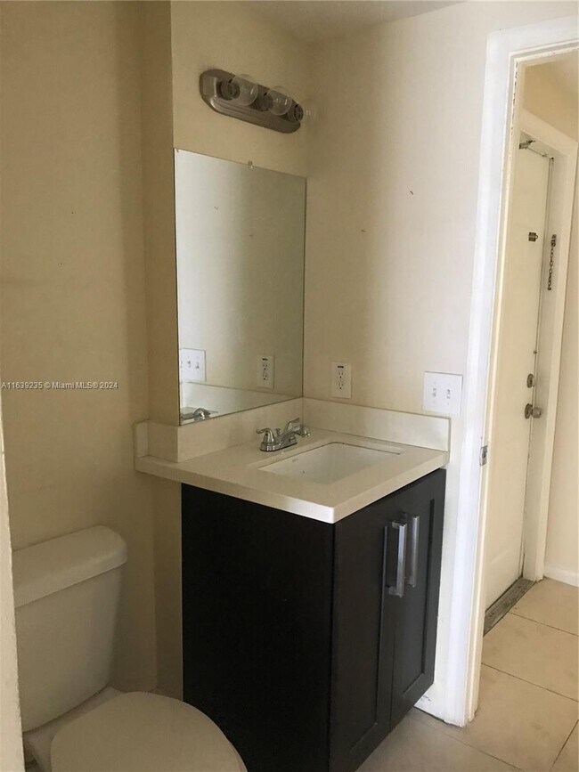 Building Photo - 2 bedroom in Davie FL 33024