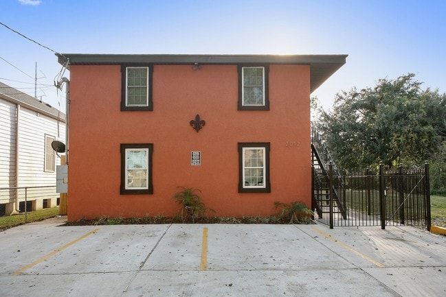 Building Photo - 2012 Bienville St