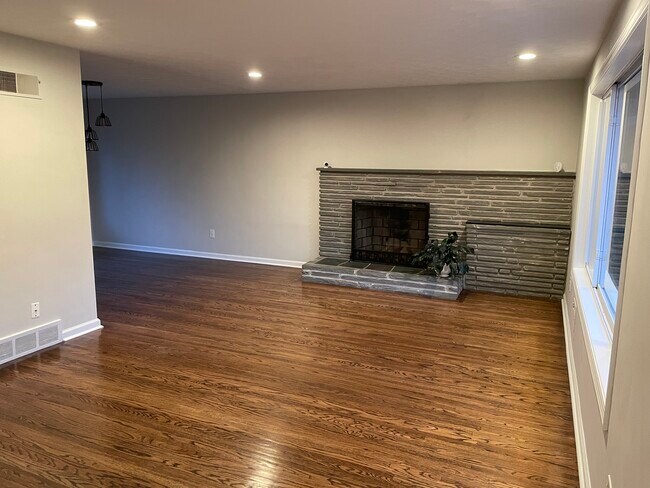 Living room - 87 Shalimar Dr