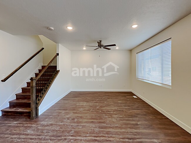 Foto del edificio - 2431 E Frontier St