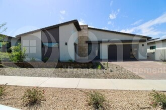 Building Photo - 813 E Corral Rd