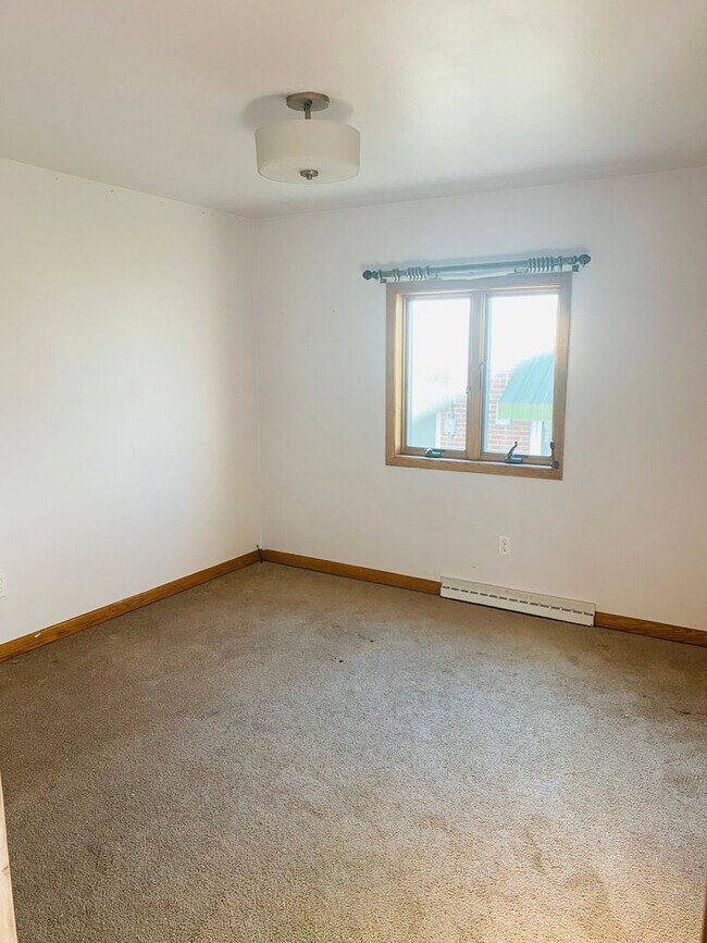 Building Photo - 3 br, 1 bath House - 412 Wells Rd