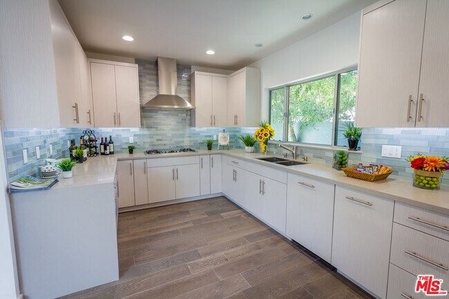 Foto del edificio - 12041 Huston St