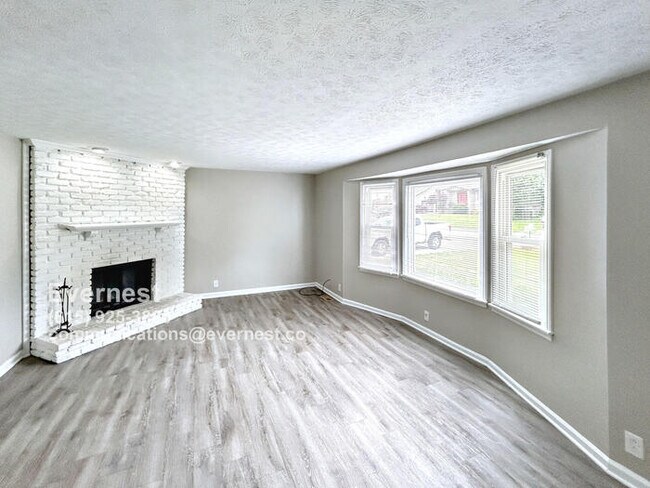Foto del edificio - Inviting 3-Bedroom Home with Fenced Yard a...