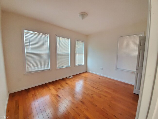 Building Photo - 2 br, 1 bath  - 582 East St # 1FL