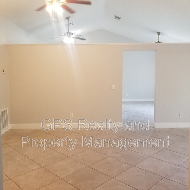 Building Photo - 3359 Hillmont Cir