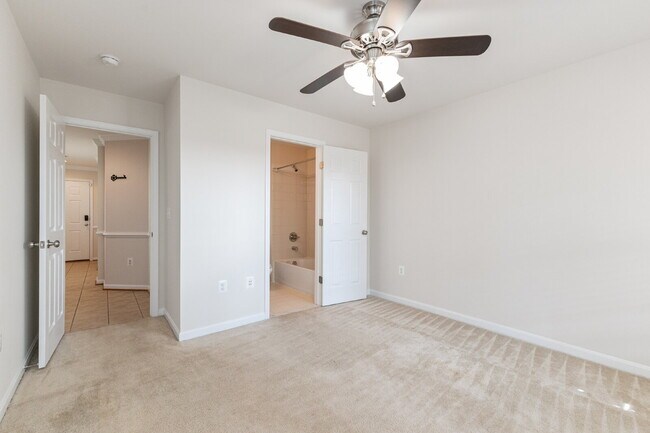 Foto del edificio - This beautiful townhouse has everything you need in a dream home.