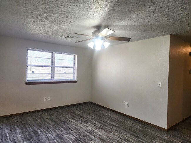 Foto del edificio - 3 Bed 1.5 Bath 2 Car Garage in Roberts Sou...