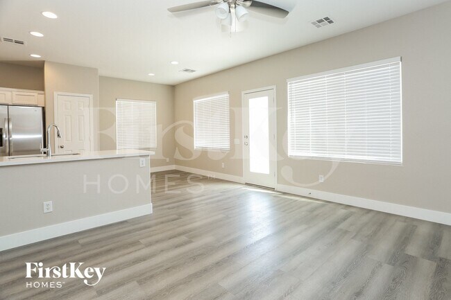 Foto del edificio - 6834 N Dovecote Ave