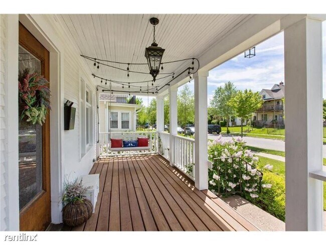 Building Photo - 3 br, 2 bath Townhome - 2210 Queen Ave N